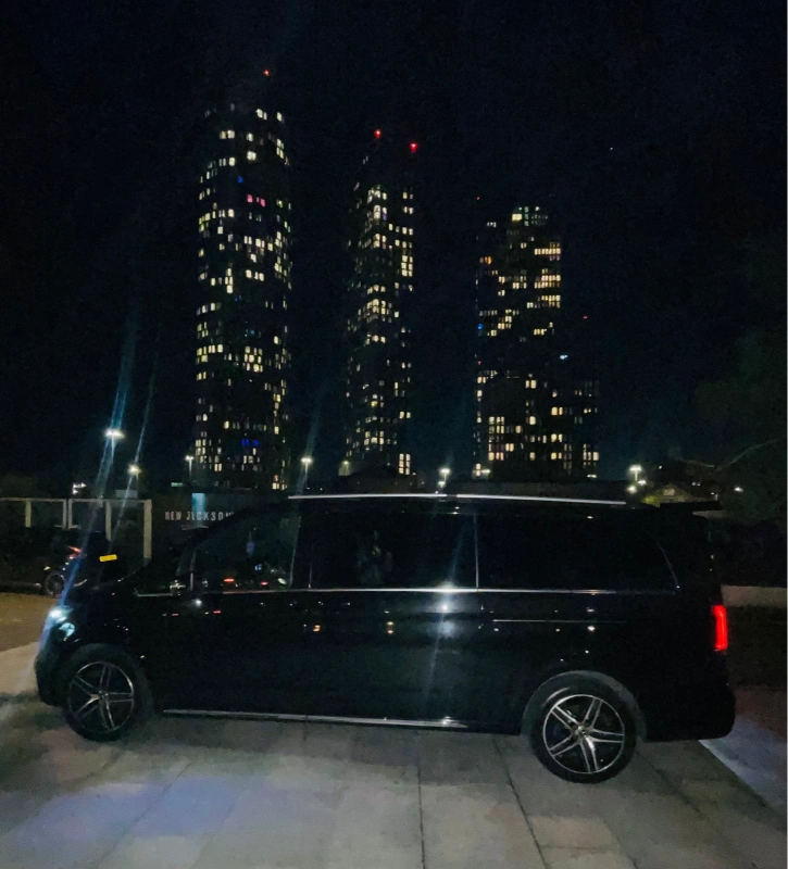 Royale Rides Mercedes V-Class on a night business transfer through Manchester